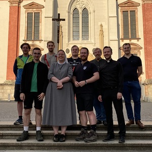 Tag 4: Gruppenfoto mit der nachgekommenen Hausgemeinschaft des Priesterseminars